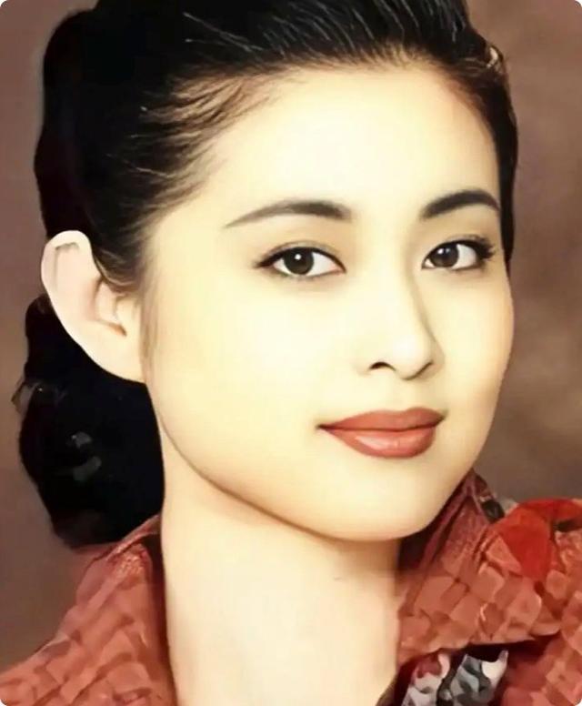 《一路繁花》的奶奶,年轻时蜂腰美背、酥胸长腿,个个撩人于无形