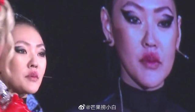 小S助阵蔡依林演唱会,超燃超性感,贴胸拥吻,妆都亲花了
