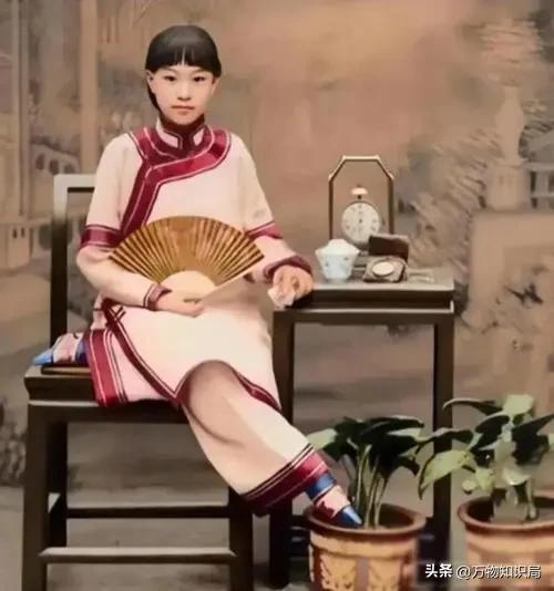 1834年,晚清美女被卖到美国,身着旗袍露出小脚,25美分随意观看