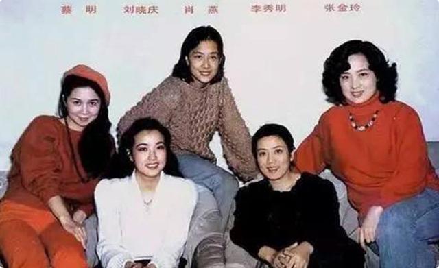 《一路繁花》的奶奶,年轻时蜂腰美背、酥胸长腿,个个撩人于无形