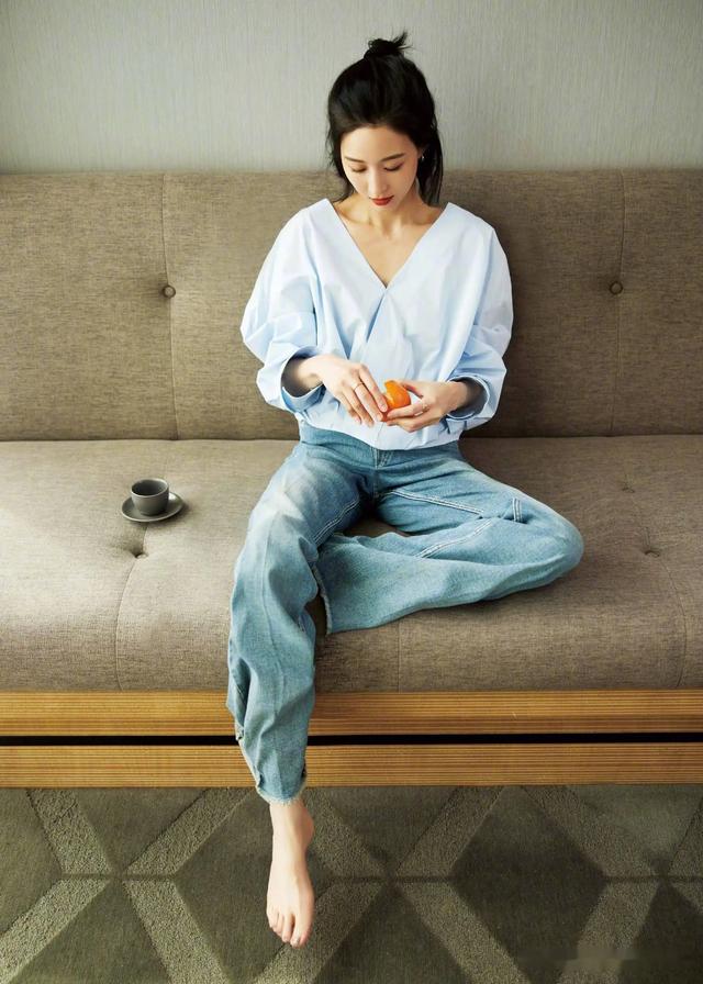 张钧甯光脚丫写真:皮肤紧致、肤白貌美、从头美到脚!