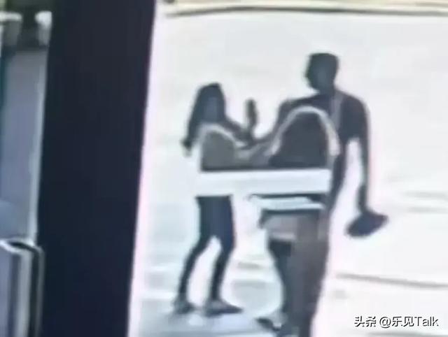 炸裂!中国美女在国外暴打2米高辱华老外,网友:老外说谢谢了吗