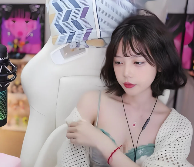 艾琳穿白色吊带直播,“哇塞”身材展露无遗,这不花钱可以看的?