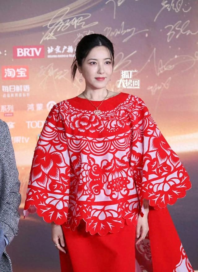 北京这一天,被笑不露齿的赵丽颖惊艳,身材性感苗条艳压群芳