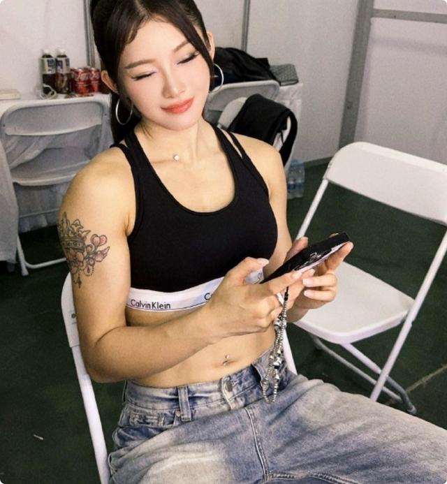 被T台秀的吴艳妮惊艳,运动文胸遮不住好身材,裸露腹肌太抢镜