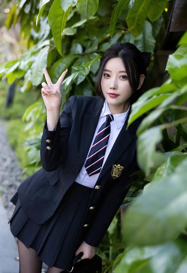 性感女神杨晨晨:学院JK裙搭配黑丝马丁,美女魅力四射