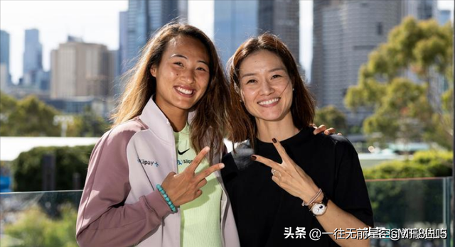 郑钦文录采访被李娜猛拍臀部,撇嘴尬笑变夹子音,网友:硬装熟人