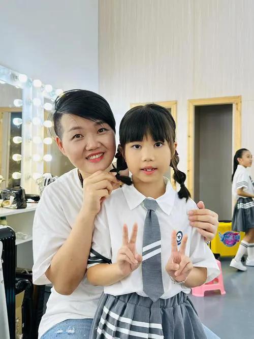 实地探访!成都私人影院美女陪看可亲嘴摸胸可过夜,都是00后!