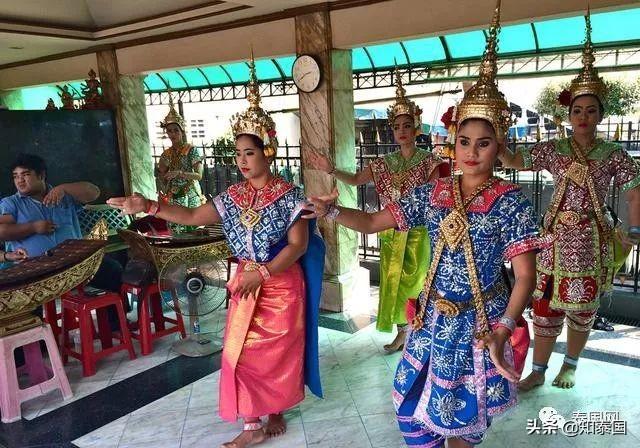 泰国美女在交通事故现场“直播热舞”,原来是这东西给闹的...