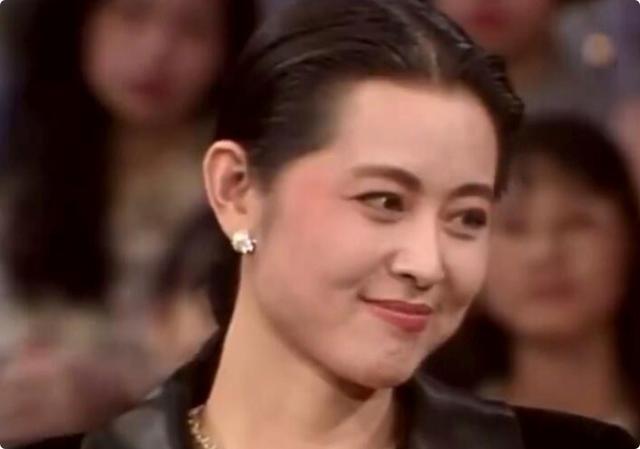 《一路繁花》的奶奶,年轻时蜂腰美背、酥胸长腿,个个撩人于无形