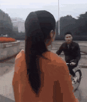 女子穿皮裤和露肩装相亲,男子一看竟是老熟人,直接掉头就走!