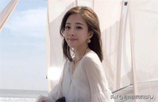 冯提莫也挑战“死亡”白丝!穿白袜伸直脚尖,网友直呼也是个腿精
