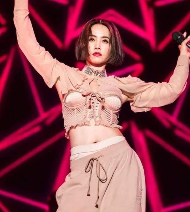 小S助阵蔡依林演唱会,超燃超性感,贴胸拥吻,妆都亲花了
