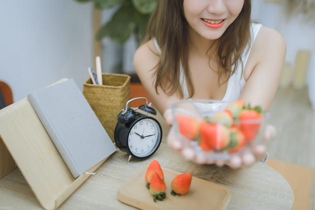 魔鬼身材美女姐姐,请吃柠檬和草莓