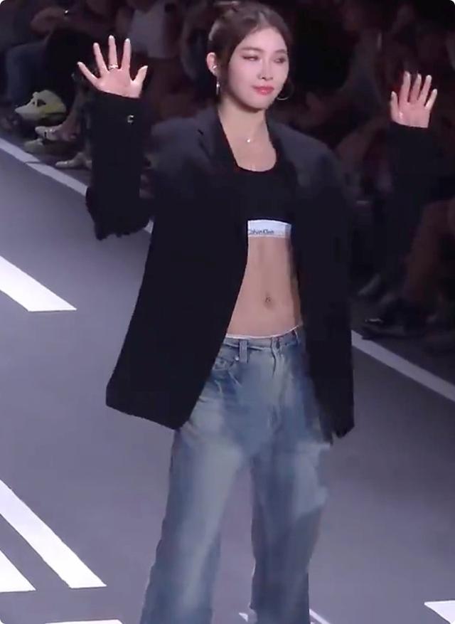 被T台秀的吴艳妮惊艳,运动文胸遮不住好身材,裸露腹肌太抢镜