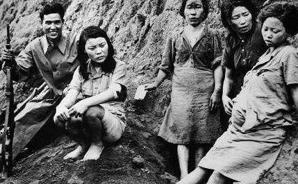 她因长得漂亮,遭日本人抢进炮楼,一个夜遭受50多名鬼子糟蹋