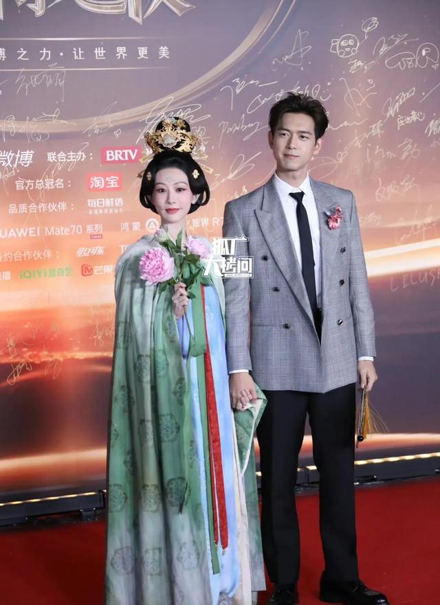 北京这一天,被笑不露齿的赵丽颖惊艳,身材性感苗条艳压群芳