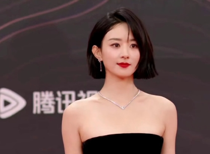 流鼻血还抢话筒,两个女星当众亲吻,只有赵丽颖C位压轴很安心