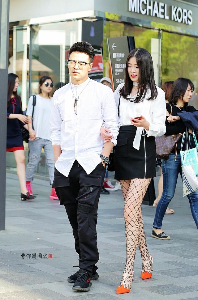 街拍:穿黑丝,这些美女偏爱渔网袜
