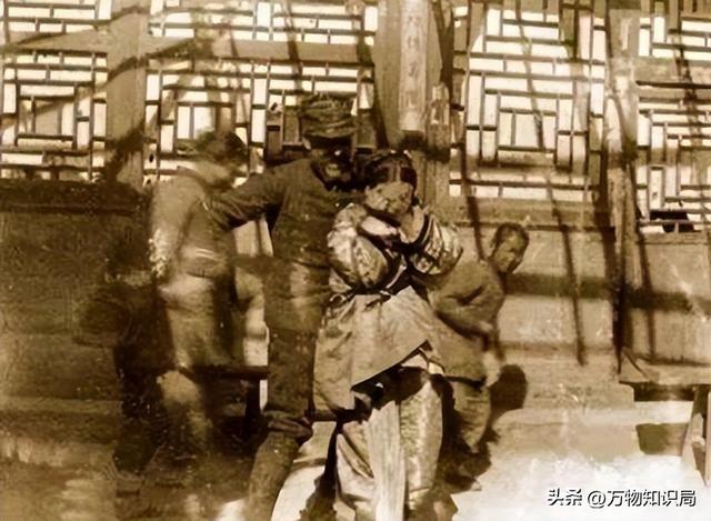 1834年,晚清美女被卖到美国,身着旗袍露出小脚,25美分随意观看