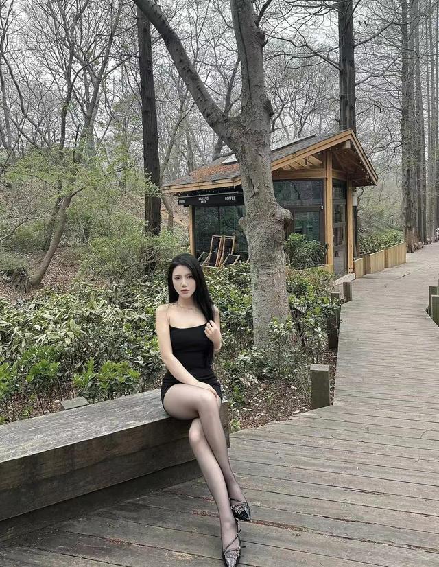 妹子身穿包臀裙,黑丝,高跟鞋去爬山,真的不会累脚么