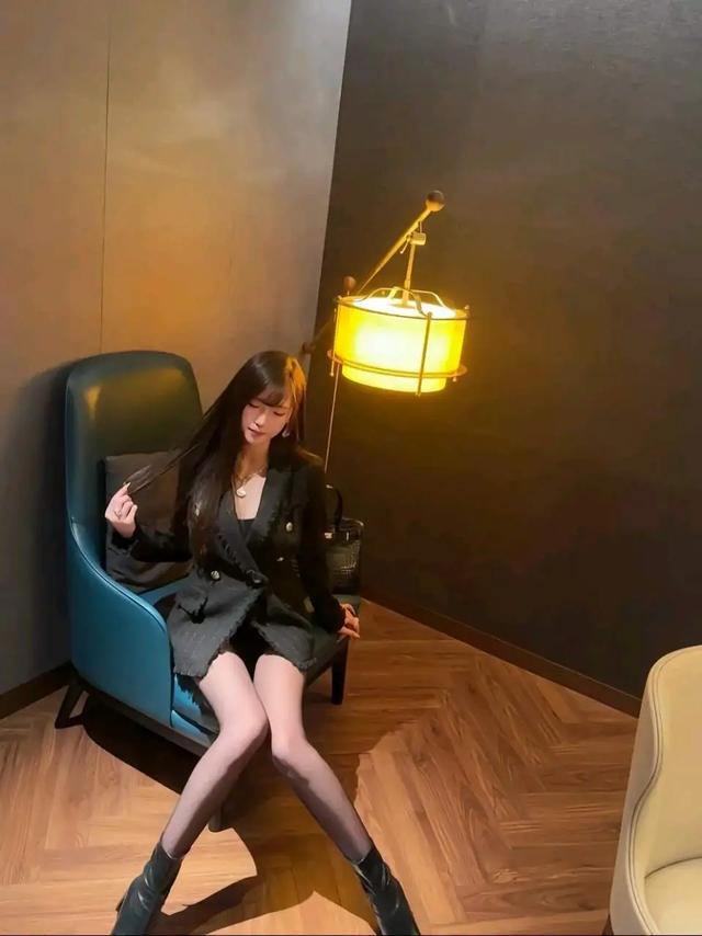 美女主播腐团儿,黑丝美腿,尽显身材,高冷御姐!