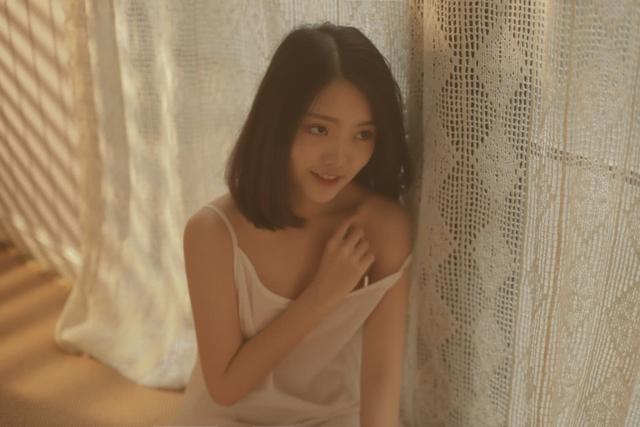 少女身穿吊带拍私房,清纯又撩人