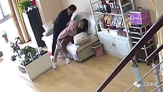 丈夫手机远程调看监控,发现妻子被陌生男子绑住了手,还用胶带封住了嘴