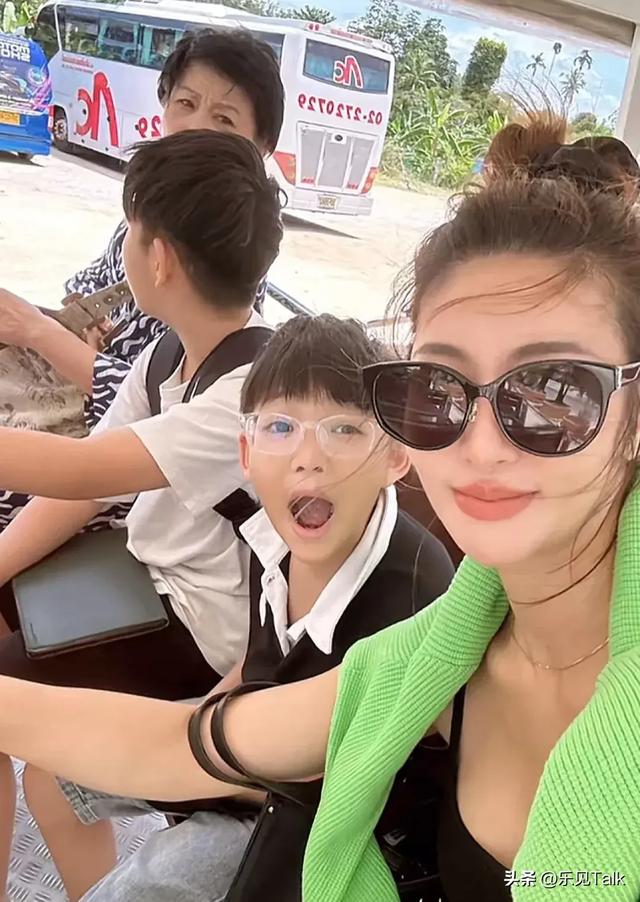 炸裂!中国美女在国外暴打2米高辱华老外,网友:老外说谢谢了吗
