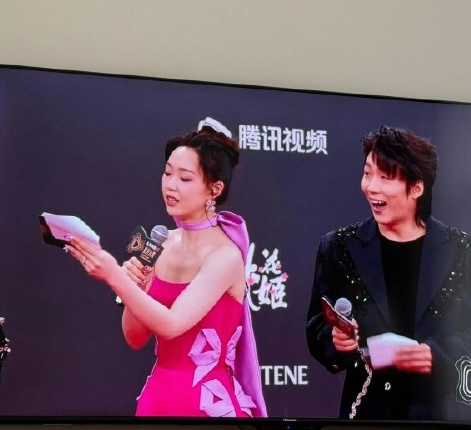 流鼻血还抢话筒,两个女星当众亲吻,只有赵丽颖C位压轴很安心