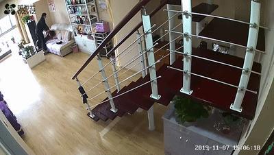 丈夫手机远程调看监控,发现妻子被陌生男子绑住了手,还用胶带封住了嘴