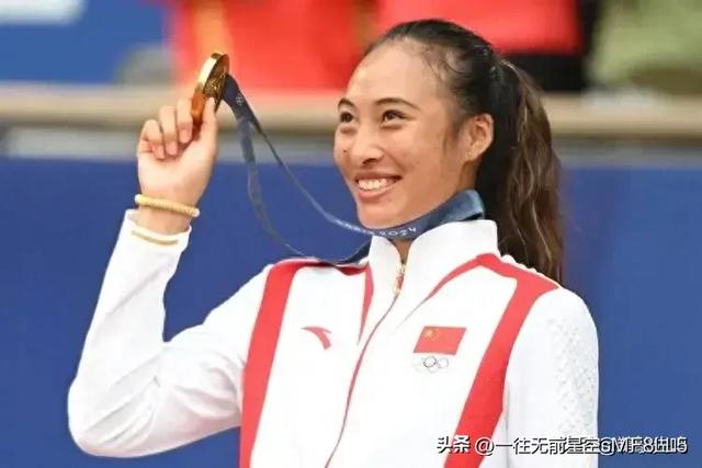 郑钦文录采访被李娜猛拍臀部,撇嘴尬笑变夹子音,网友:硬装熟人