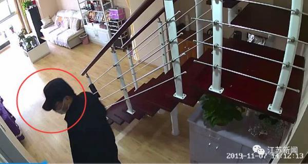 丈夫手机远程调看监控,发现妻子被陌生男子绑住了手,还用胶带封住了嘴