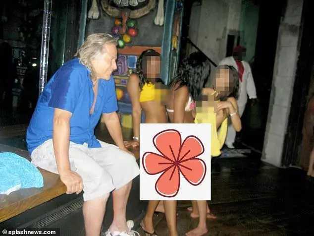 加拿大亿万富豪海岛派对:泳装少女任人摆弄,吃排泄物癖好被满足