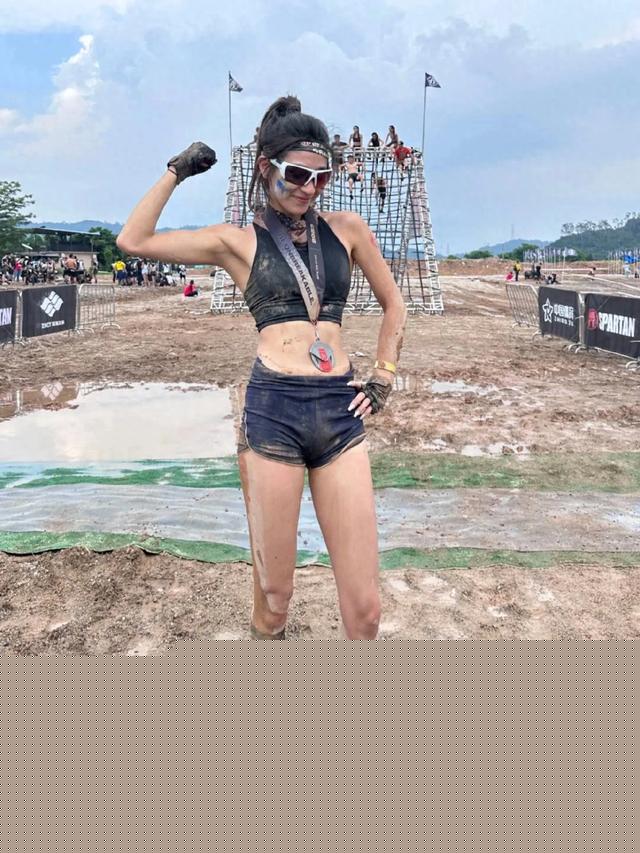 出淤泥而涂抹均匀的斯巴达赛美女小姐姐