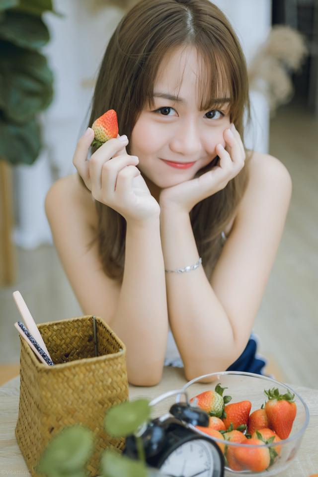 魔鬼身材美女姐姐,请吃柠檬和草莓
