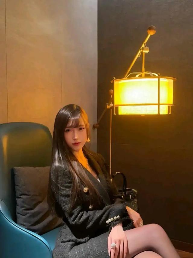 美女主播腐团儿,黑丝美腿,尽显身材,高冷御姐!