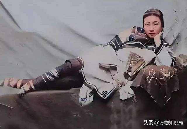 1834年,晚清美女被卖到美国,身着旗袍露出小脚,25美分随意观看