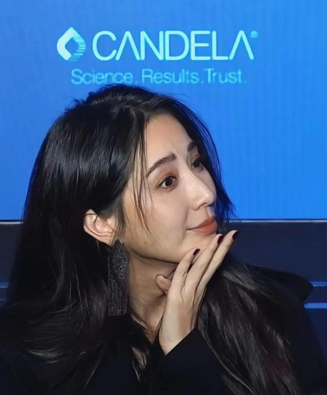 隋棠43岁逆生长！三娃辣妈惊艳亮相，粉丝直呼：永远的女神