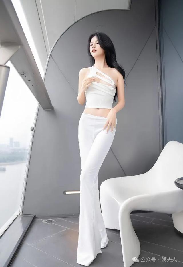 美女模特浅浅,水蛇腰、蜜桃臀,高跟大长腿,白嫩性感还甜美