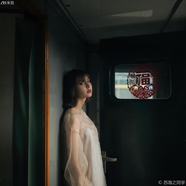 人像写真:火车上的短发少女,清纯可爱