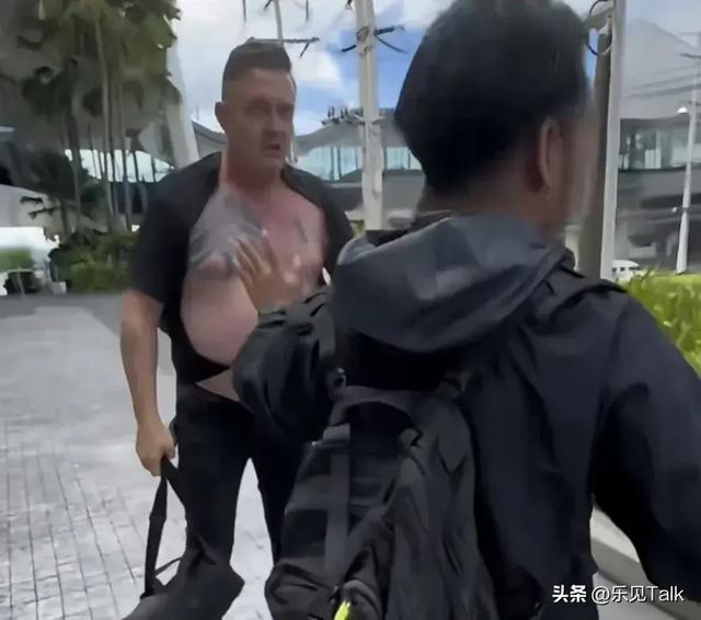 炸裂!中国美女在国外暴打2米高辱华老外,网友:老外说谢谢了吗