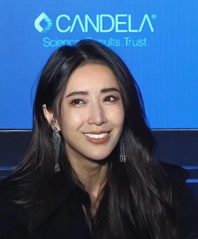 隋棠43岁逆生长！三娃辣妈惊艳亮相，粉丝直呼：永远的女神