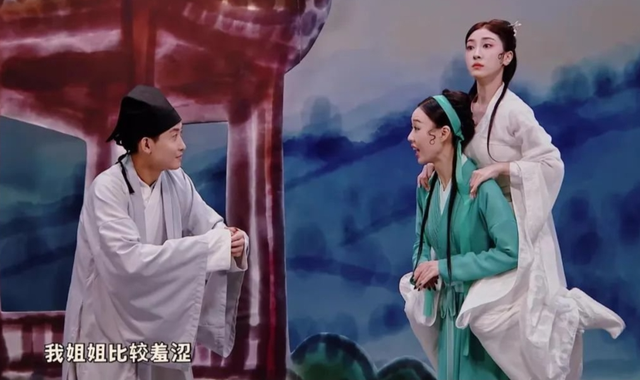 流鼻血还抢话筒,两个女星当众亲吻,只有赵丽颖C位压轴很安心