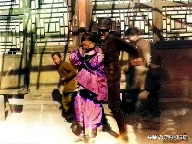 1834年,晚清美女被卖到美国,身着旗袍露出小脚,25美分随意观看
