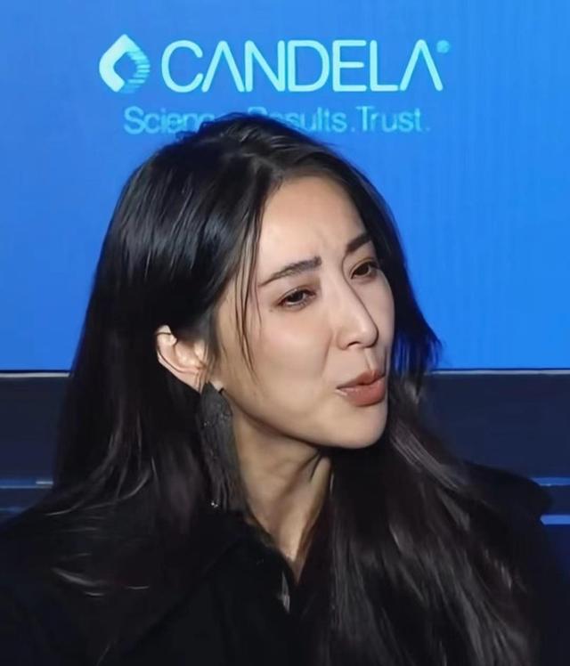 隋棠43岁逆生长！三娃辣妈惊艳亮相，粉丝直呼：永远的女神