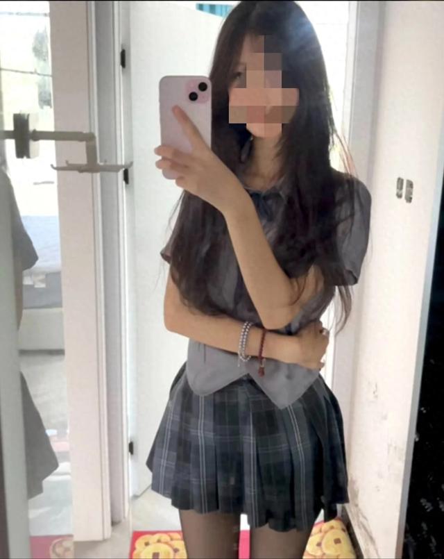 jk美女,黑丝大白腿,对镜拍,完美身材