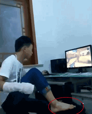 女子穿皮裤和露肩装相亲,男子一看竟是老熟人,直接掉头就走!