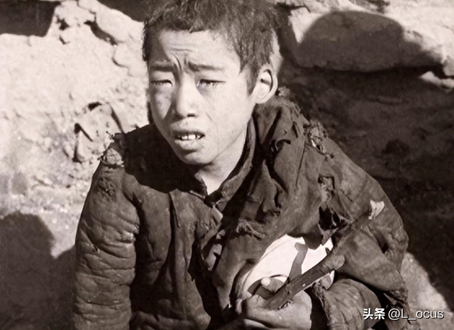 罕见耻辱老照片:被拍卖的大胸女人,全裸女人被男人拿枪指着