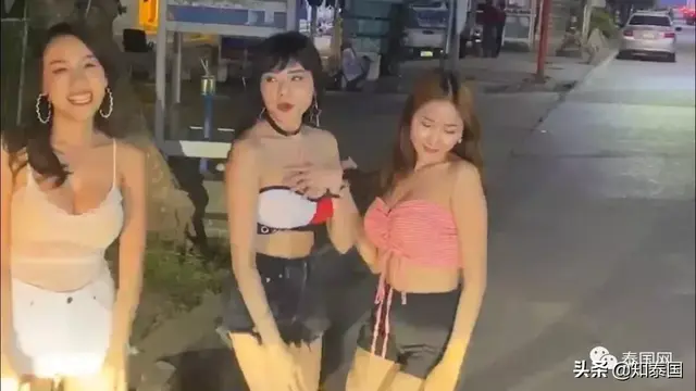 泰国美女在交通事故现场“直播热舞”,原来是这东西给闹的...